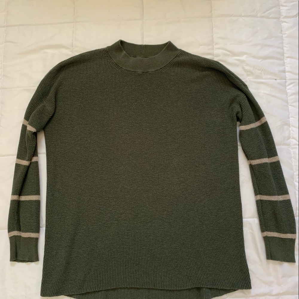 American Eagle green sweater. Goes amazing with leggings and perfect for fall!